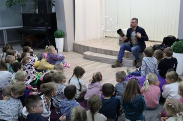 Wieluń: Biblioteka Miejska zaprosiła dzieci na spotkanie z fotografem Piotrem Pabisiakiem